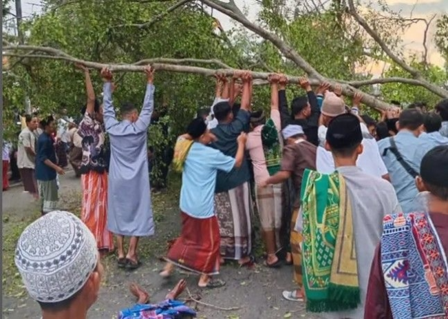 Tragedi Salat Idul Fitri di Pemalang! Pohon Tumbang Timpa Jamaah, Tiga Orang Disebut Tewas